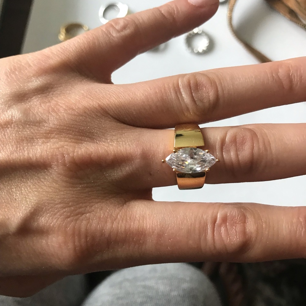 Gold toned metal ring w crystal stone